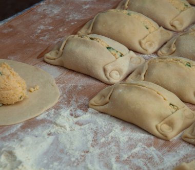 Geleneksel Kıbrıs Rum Flaouna Lezzetli Paskalya Peynirli Ekmeği. Flaolar geleneksel olarak Kıbrıslı Ortodoks tarafından Paskalya için hazırlanıyor..