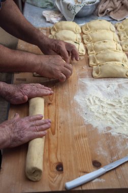 Geleneksel Kıbrıs Rum Flaouna Lezzetli Paskalya Peynirli Ekmeği. Flaolar geleneksel olarak Kıbrıslı Ortodoks tarafından Paskalya için hazırlanıyor..