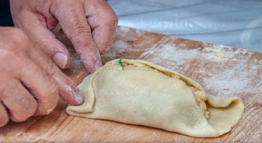 Geleneksel Kıbrıs Rum Flaouna Lezzetli Paskalya Peynirli Ekmeği. Flaolar geleneksel olarak Kıbrıslı Ortodoks tarafından Paskalya için hazırlanıyor..