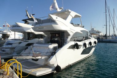 Tekne fuarı, güncel tekne modelleri, ilk çıkışlar ve konsept gemilerin ticaret fuarıdır. 18 Mayıs 2023, Limasol Marina, Limasol, Kıbrıs