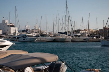 Tekne fuarı, güncel tekne modelleri, ilk çıkışlar ve konsept gemilerin ticaret fuarıdır. 18 Mayıs 2023, Limasol Marina, Limasol, Kıbrıs