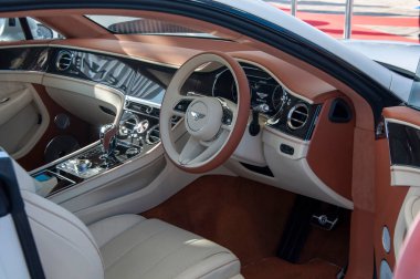 Limasol Boat Show 2023, Limasol Marina 'da. The Car Bentley, Continental GT Limasol Boat Show 2023, Limassol Marina: 18 Mayıs 2023, Limasol, Kıbrıs