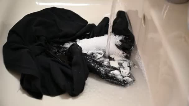 Siyah Elbiseler Banyo Lavabosunun Içinde Sallanıyor Üstlerinde Akan Sular Sabun — Stok video