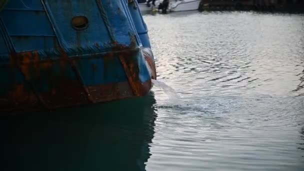 Waterpomp Vanaf Startmotor Bij Vissersboot — Stockvideo