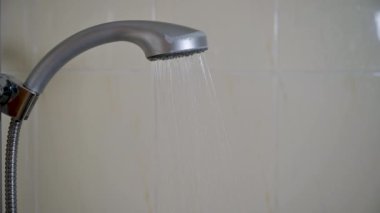 El banyosu suyu akıyor.