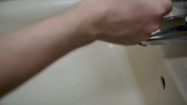 男は浴室のシンクのランニング水の下で石鹸で手を貸す — ストック動画