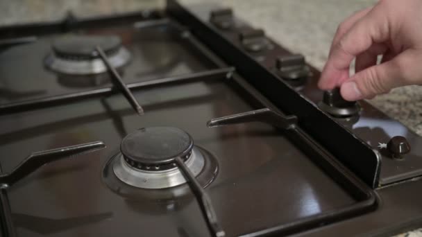 Bir Erkek Mutfak Sobası Topuzunu Kaldırır Mutfak Çakmağı Ile Tutuşturur — Stok video
