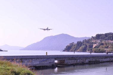 Korfu, Yunanistan - 05 Ekim 2012: Yunanistan 'ın güzel Korfu adası Korfu Uluslararası Havalimanı 