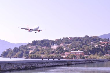 Korfu, Yunanistan - 05 Ekim 2012: Yunanistan 'ın güzel Korfu adası Korfu Uluslararası Havalimanı 