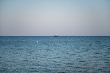 Güzel lüks yat mavi gökyüzünde, denizde.