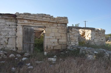 Kısmen yıkılmış bir köyde terk edilmiş eski evler..