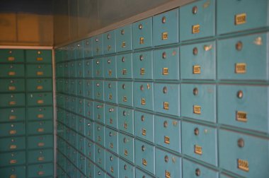 Posta kutuları olan postane binası..