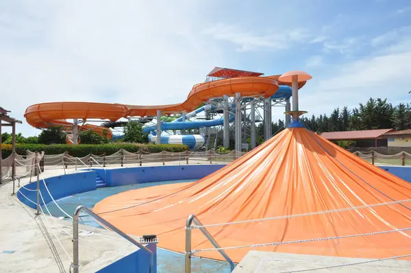 Güzel bahçeli büyük su parkı, Kıbrıs 'ta Limasol
