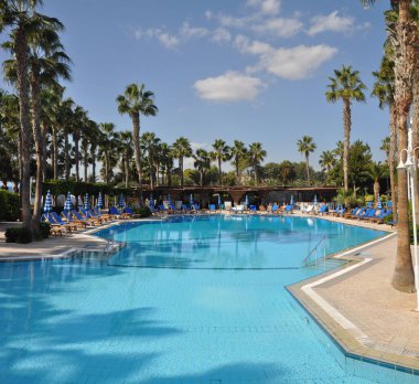 Limasol, Kıbrıs - 18 Kasım 2017: Kıbrıs 'taki GrandResort Hotel binasındaki havuz