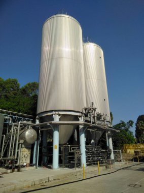 Limasol, Kıbrıs - 13 Temmuz 2018: Bira fabrikasının Vintage Interior, Round Cooper depolama tankları bira fermantasyonu ve olgunlaşması için