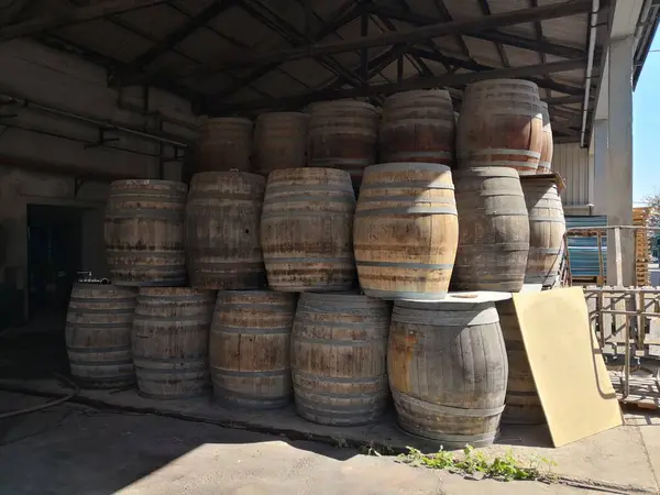 Limasol, Kıbrıs - 27 Eylül 2018: KEO Factory, Kıbrıs Rum Kesimi 'nin en eski bira fabrikası..