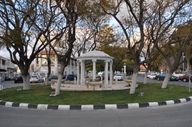 Paphos, Kıbrıs - 03 Mart 2012: Kıbrıs 'taki Güzel Eski Paphos Meydanı