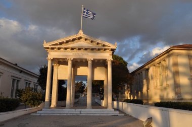 Paphos, Kıbrıs - 03 Mart 2012: Kıbrıs 'taki Jacobion Spor Salonu Paphos Okulu binası, Çeviri: 