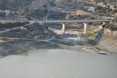 Germasogeia Barajı ve Kıbrıs Rum Kesimi yakınlarındaki çevre