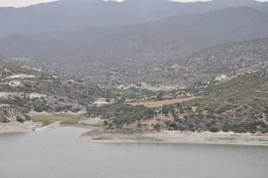 Germasogeia Barajı ve Kıbrıs Rum Kesimi yakınlarındaki çevre