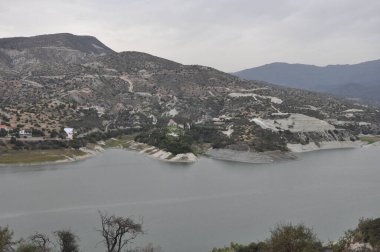 Germasogeia Barajı ve Kıbrıs Rum Kesimi yakınlarındaki çevre