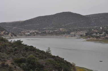 Germasogeia Barajı ve Kıbrıs Rum Kesimi yakınlarındaki çevre