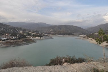 Germasogeia Barajı ve Kıbrıs Rum Kesimi yakınlarındaki çevre