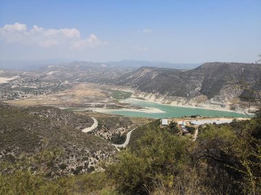 Kouris Barajı ve Kıbrıs Rum Kesimi 'nin Limasol kenti yakınlarındaki çevre alanı