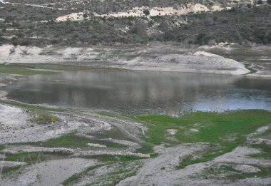 Kouris Barajı ve Kıbrıs Rum Kesimi 'nin Limasol kenti yakınlarındaki çevre alanı