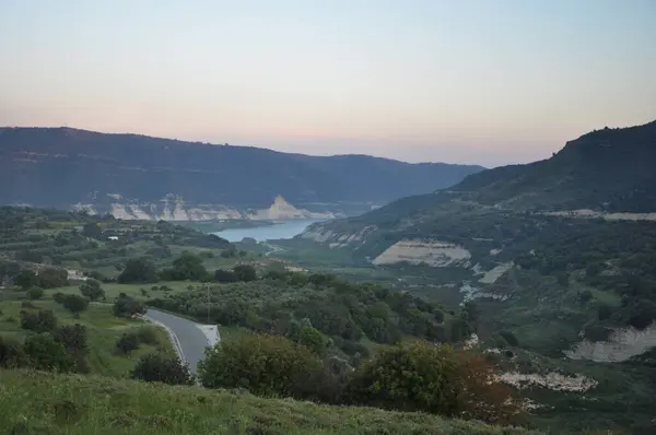 Kouris Barajı ve Kıbrıs Rum Kesimi 'nin Limasol kenti yakınlarındaki çevre alanı