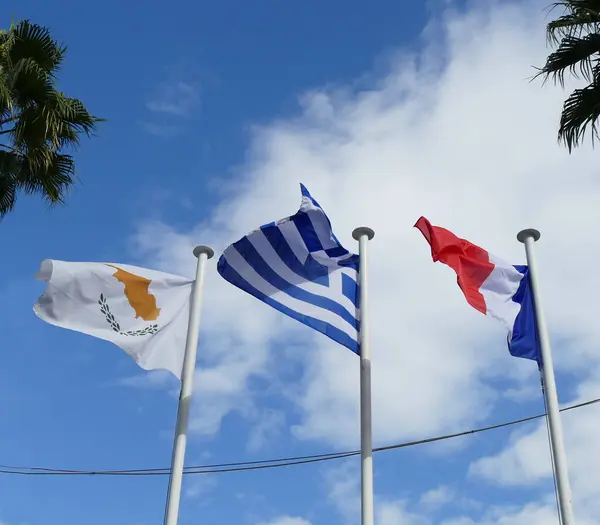 Bayrak direğinde Kıbrıs, Yunanistan ve Fransa bayrağı