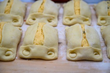 Geleneksel Kıbrıs Rum Flaouna Lezzetli Paskalya Peynirli Ekmeği. Flaolar geleneksel olarak Kıbrıslı Ortodoks tarafından Paskalya için hazırlanıyor..