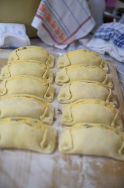 Geleneksel Kıbrıs Rum Flaouna Lezzetli Paskalya Peynirli Ekmeği. Flaolar geleneksel olarak Kıbrıslı Ortodoks tarafından Paskalya için hazırlanıyor..