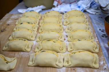 Geleneksel Kıbrıs Rum Flaouna Lezzetli Paskalya Peynirli Ekmeği. Flaolar geleneksel olarak Kıbrıslı Ortodoks tarafından Paskalya için hazırlanıyor..