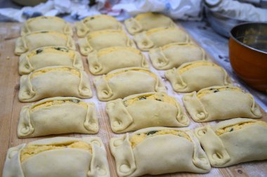 Geleneksel Kıbrıs Rum Flaouna Lezzetli Paskalya Peynirli Ekmeği. Flaolar geleneksel olarak Kıbrıslı Ortodoks tarafından Paskalya için hazırlanıyor..