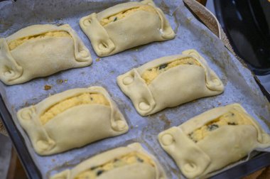 Geleneksel Kıbrıs Rum Flaouna Lezzetli Paskalya Peynirli Ekmeği. Flaolar geleneksel olarak Kıbrıslı Ortodoks tarafından Paskalya için hazırlanıyor..