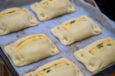 Geleneksel Kıbrıs Rum Flaouna Lezzetli Paskalya Peynirli Ekmeği. Flaolar geleneksel olarak Kıbrıslı Ortodoks tarafından Paskalya için hazırlanıyor..