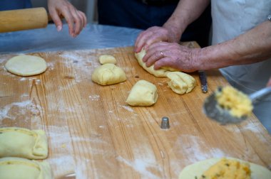 Geleneksel Kıbrıs Rum Flaouna Lezzetli Paskalya Peynirli Ekmeği. Flaolar geleneksel olarak Kıbrıslı Ortodoks tarafından Paskalya için hazırlanıyor..