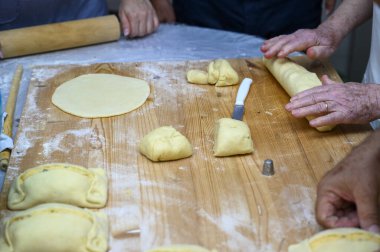 Geleneksel Kıbrıs Rum Flaouna Lezzetli Paskalya Peynirli Ekmeği. Flaolar geleneksel olarak Kıbrıslı Ortodoks tarafından Paskalya için hazırlanıyor..