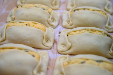 Geleneksel Kıbrıs Rum Flaouna Lezzetli Paskalya Peynirli Ekmeği. Flaolar geleneksel olarak Kıbrıslı Ortodoks tarafından Paskalya için hazırlanıyor..