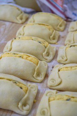 Geleneksel Kıbrıs Rum Flaouna Lezzetli Paskalya Peynirli Ekmeği. Flaolar geleneksel olarak Kıbrıslı Ortodoks tarafından Paskalya için hazırlanıyor..