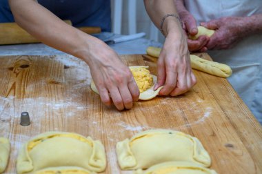 Geleneksel Kıbrıs Rum Flaouna Lezzetli Paskalya Peynirli Ekmeği. Flaolar geleneksel olarak Kıbrıslı Ortodoks tarafından Paskalya için hazırlanıyor..