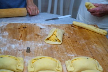 Geleneksel Kıbrıs Rum Flaouna Lezzetli Paskalya Peynirli Ekmeği. Flaolar geleneksel olarak Kıbrıslı Ortodoks tarafından Paskalya için hazırlanıyor..