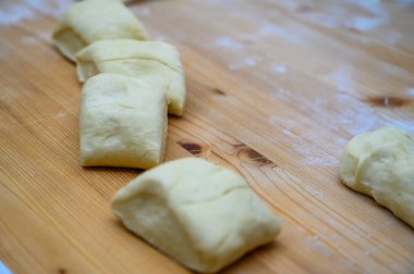 yoğurulmuş un, tahtadan kesilmiş.