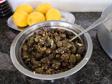 Lezzetli siyah zeytin kasesi.