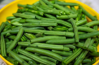 Mutfakta taze fasulye kesme, temizleme ve depolama işlemi