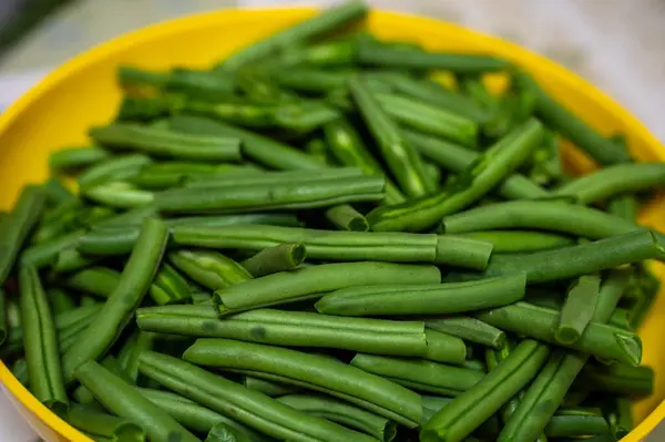 Mutfakta taze fasulye kesme, temizleme ve depolama işlemi