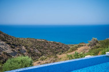 Uzakta deniz manzaralı, yaz manzaralı bir evde güzel bir havuz..