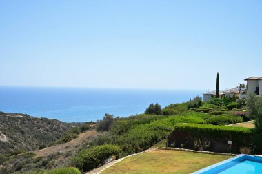 Havuz manzaralı bir evin balkonundan, güzel bahçeler, deniz manzaralı bir yaz manzarası..