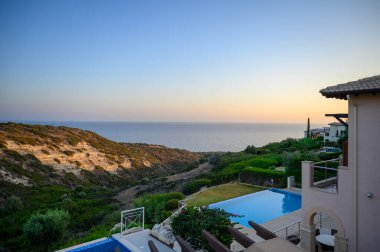 Havuz manzaralı bir evin balkonundan, güzel bahçeler, deniz manzaralı bir yaz manzarası..